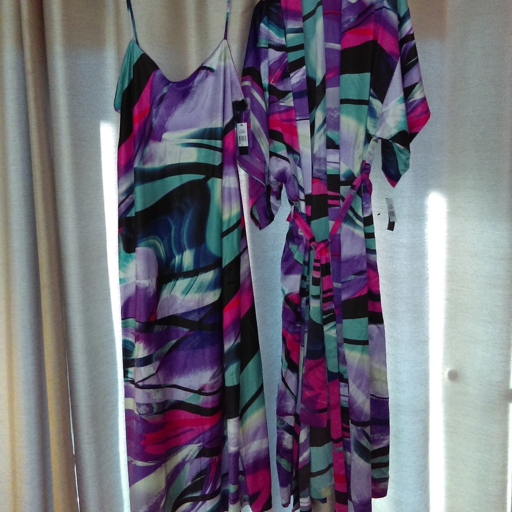 Natori 2 piece nightgown & robe set multi pattern